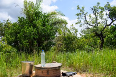 Kırsal bir kuyudan alınan su kalitesi testi. Afrika 'daki Kuyu Kaynağı