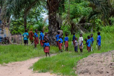Abuja, Nijerya - 12 Haziran 2023: Afrikalı Genç Öğrenciler Kırsal Toplulukta Öğreniyor. Gülümseyen Afrikalı çocuklar okul üniforması giyiyorlar. Afrika Eğitimi.