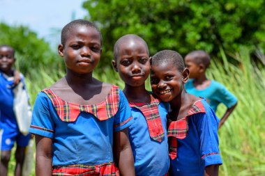 Abuja, Nijerya - 12 Haziran 2023: Kırsal bir toplulukta Öğrenen Afrikalı Genç Öğrencilerin Portresi. Gülümseyen Afrikalı çocuklar okul üniforması giyiyorlar. Afrika Eğitimi.