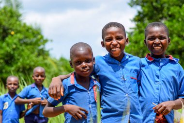 Abuja, Nijerya - 12 Haziran 2023: Kırsal bir toplulukta Öğrenen Afrikalı Genç Öğrencilerin Portresi. Gülümseyen Afrikalı çocuklar okul üniforması giyiyorlar. Afrika Eğitimi.