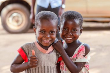 Abuja, Nijerya - 12 Haziran 2023: Afrikalı Bir Çocuğun Portresi. Afrikalı çocuklarla rastgele samimi anlar. Mutlu Afrikalı Çocuk. Afrika 'da Çocuk Günü.