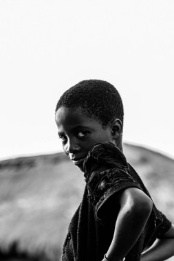 Abuja, Nijerya - 12 Haziran 2023: Afrikalı Bir Çocuğun Portresi. Afrikalı çocuklarla rastgele samimi anlar. Mutlu Afrikalı Çocuk. Afrika 'da Çocuklar Günü.