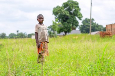 Abuja, Nijerya - 12 Haziran 2023: Afrikalı Bir Çocuğun Portresi. Afrikalı çocuklarla rastgele samimi anlar. Mutlu Afrikalı Çocuk. Afrika 'da Çocuklar Günü.