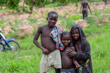 Abuja, Nijerya - 5 Haziran 2022: Afrikalı Çocukların Portresi. Afrikalı çocuklarla rastgele samimi anlar. Mutlu Afrikalı Çocuklar. Afrika 'da Çocuk Günü.