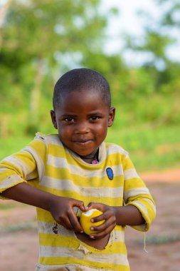 Abuja, Nijerya - 5 Haziran 2022: Afrikalı Çocukların Portresi. Afrikalı çocuklarla rastgele samimi anlar. Mutlu Afrikalı Çocuklar. Afrika 'da Çocuk Günü.