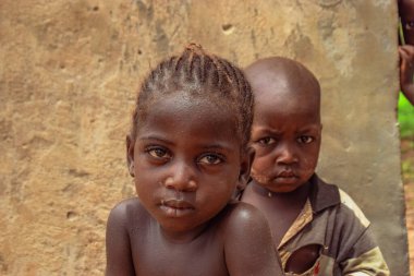 Abuja, Nijerya - 5 Haziran 2022: Afrikalı Çocukların Portresi. Afrikalı çocuklarla rastgele samimi anlar. Mutlu Afrikalı Çocuklar. Afrika 'da Çocuk Günü.