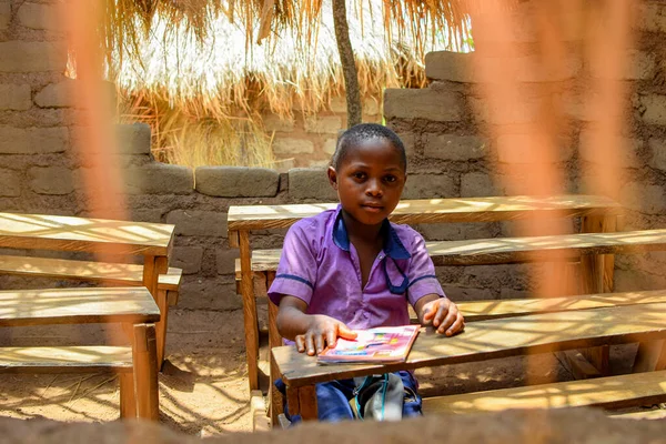 Abuja Nijerya Mayıs 2023 Kırsal Toplulukta Öğrenen Afrikalı Bir Çocuğun — Stok fotoğraf