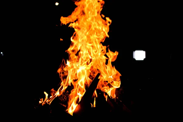 キャンプ ファイアー スパークと夜の屋外で光るボン火災 黒の背景にオレンジ黄色の火 — ストック写真
