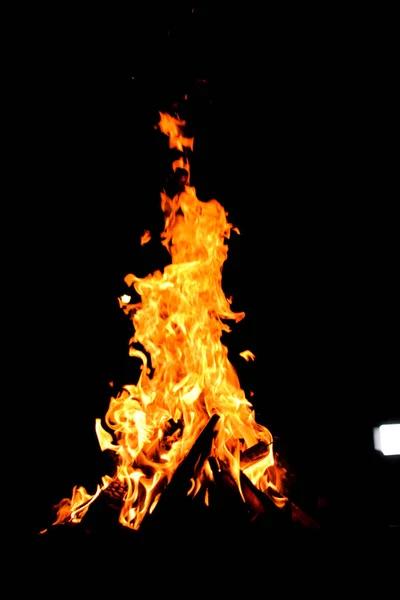 Kampvuur Bon Fire Gloeien Nachts Buiten Met Sparks Oranje Geel — Stockfoto