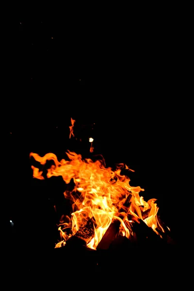 キャンプ ファイアー スパークと夜の屋外で光るボン火災 黒の背景にオレンジ黄色の火 — ストック写真
