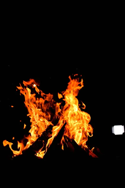 Fogo Bon Fire Brilhando Noite Livre Com Faíscas Laranja Amarelo — Fotografia de Stock