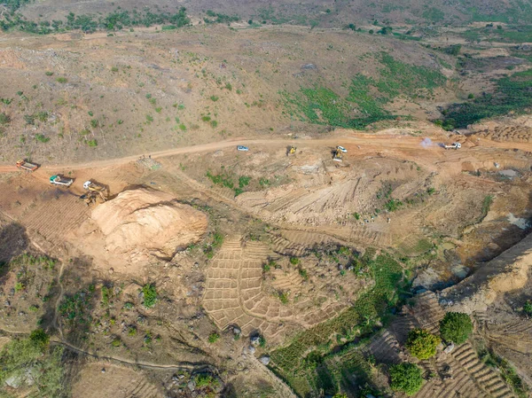 Raskaat Kuorma Autot Louhoksen Kaivauspaikalla Patojen Rakentaminen Kasteluun Afrikassa — kuvapankkivalokuva