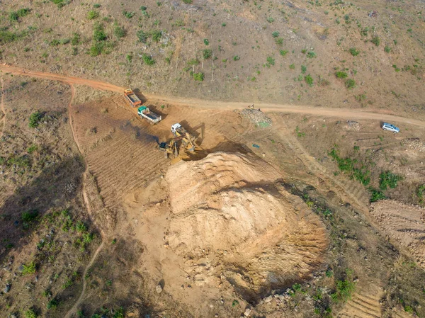 採石場の発掘現場での大型トラック アフリカにおける灌漑用ダム建設 — ストック写真