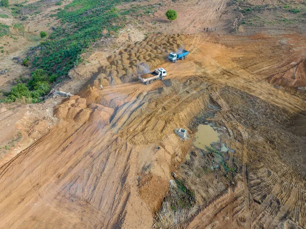 Nehéz Teherautók Egy Kőbánya Ásatási Területen Öntözőgát Építése Afrikában — Stock Fotó