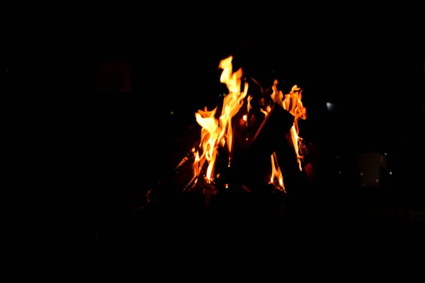 Camp Fire Bon Fire Glowing Night Outdoors Sparks Orange Yellowish — Stock Photo, Image