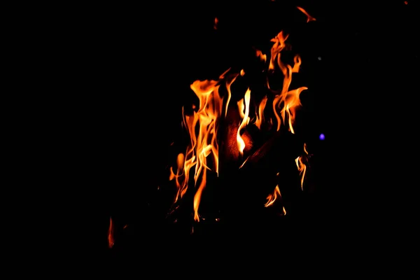 Kampvuur Bon Fire Gloeien Nachts Buiten Met Sparks Oranje Geelachtig — Stockfoto