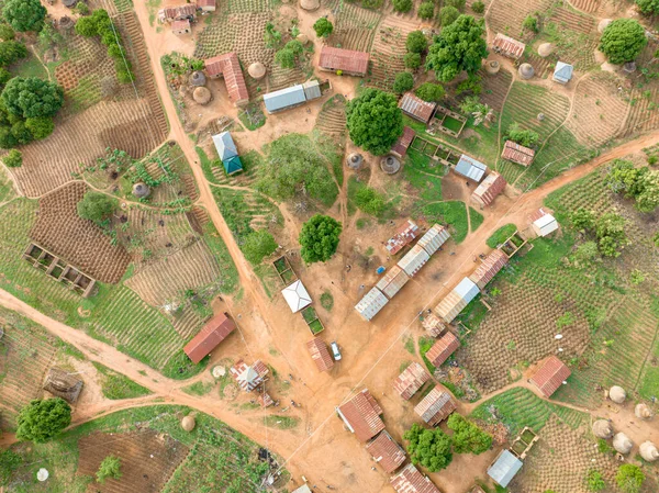 Ustanowienie Drone Shot Afrykańskiej Osady Wiejskiej Otoczony Górami Rozwój Afrykańskich — Zdjęcie stockowe
