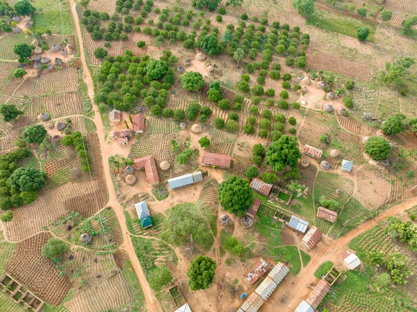 Запуск Беспилотника Африканского Сельского Поселения Окруженного Горами Развитие Африканских Сельских — стоковое фото