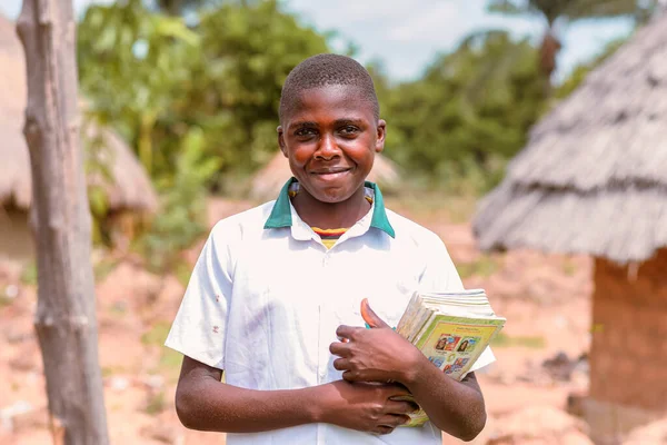 ナイジェリアのアブジャ 2023年6月12日 アフリカの子供たち農村で学ぶ若い学生 制服を着たアフリカの子供たちを笑顔 アフリカでの教育 — ストック写真