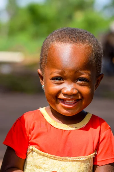 Πορτρέτο Του Χαριτωμένο Αφρικανικό Κοριτσάκι Χαμογελώντας — Φωτογραφία Αρχείου