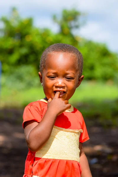 Portret Uroczej Afrykańskiej Dziewczynki Uśmiechnięty — Zdjęcie stockowe