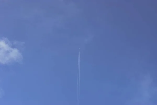 Super Jet Com Trilha Céu Azul — Fotografia de Stock