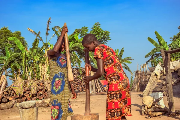 Nigéria Março 2021 Mulher Africana Usando Argamassa Grande Pilhagens Aldeia — Fotografia de Stock