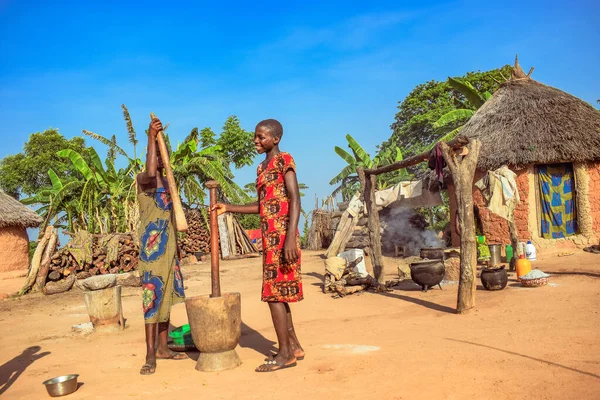 ナイジェリア 2021年3月6日 ナイジェリアの村で大きな臼と杵を使うアフリカの女性 — ストック写真