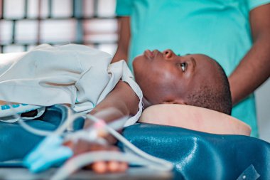 Abuja Nijerya - Şubat 06, 2021: Afrikalı Cerrah ve Ekip Üyeleri Hastayı Cerrahi İşleme Hazırlıyor