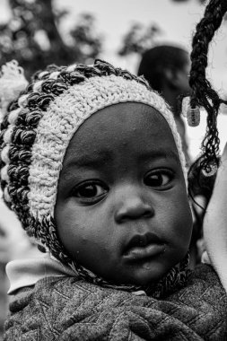 Abuja, Nijerya - 5 Ekim 2022: Afrikalı Bir Çocuğun Portresi. Afrikalı Çocuklar ve Ergenlerle Rastgele Samimi Anlar.