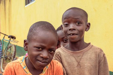 Abuja, Nijerya - 5 Ekim 2022: Afrikalı Bir Çocuğun Portresi. Afrikalı Çocuklar ve Ergenlerle Rastgele Samimi Anlar.