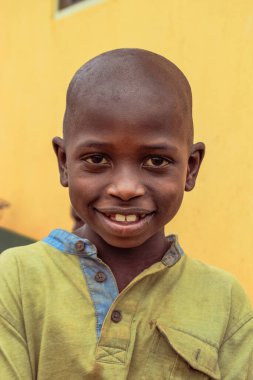 Abuja, Nijerya - 5 Ekim 2022: Afrikalı Bir Çocuğun Portresi. Afrikalı Çocuklar ve Ergenlerle Rastgele Samimi Anlar.