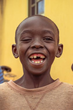 Abuja, Nijerya - 5 Ekim 2022: Afrikalı Bir Çocuğun Portresi. Afrikalı Çocuklar ve Ergenlerle Rastgele Samimi Anlar.