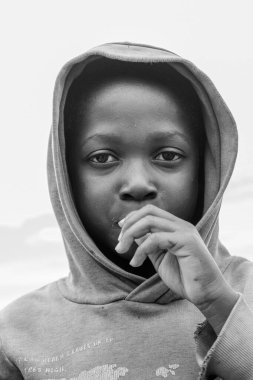 Abuja, Nijerya - 5 Ekim 2022: Afrikalı Bir Çocuğun Portresi. Afrikalı Çocuklar ve Ergenlerle Rastgele Samimi Anlar.