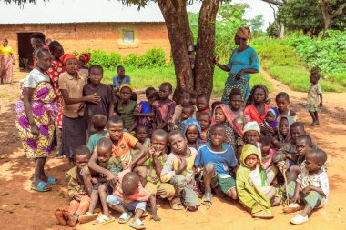 Abuja, Nijerya - 20 Haziran 2023: Covid 19 Toplum Duyarlılığı, Yerli Afrika Köylerinin Sağlık ve Su Hijyeni. Seçim Kampanyası Toplantısı. Kanser Farkındalığı Programı ve Güçlendirme