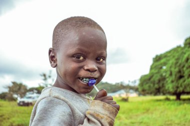 Abuja, Nijerya - 5 Ekim 2022: Afrikalı Bir Çocuğun Portresi. Afrikalı Çocuklar ve Ergenlerle Rastgele Samimi Anlar.