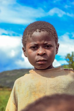 Abuja, Nijerya - 5 Ekim 2022: Afrikalı Bir Çocuğun Portresi. Afrikalı çocuklarla rastgele samimi anlar.