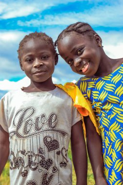 Plato Eyaleti - 6 Ekim 2022: Afrikalı Çocuklar. Yerel Afrikalı Çocuklarla Güneşli Mavi Gökyüzü Ortamı Altında Anlar.