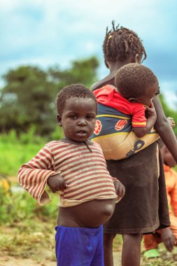 Abuja, Nijerya - 5 Ekim 2022: Afrikalı Bir Çocuğun Portresi. Afrikalı çocuklarla rastgele samimi anlar.