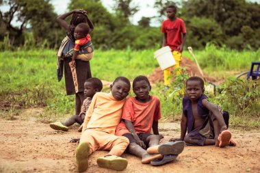 Abuja, Nijerya - 5 Ekim 2022: Afrikalı Çocukların Portresi. Afrikalı çocuklarla rastgele samimi anlar.