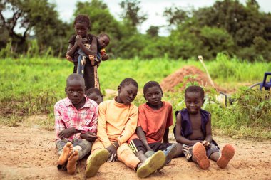Abuja, Nijerya - 5 Ekim 2022: Afrikalı Çocukların Portresi. Afrikalı çocuklarla rastgele samimi anlar.