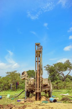 Jos East, Plateau State - 12 Mayıs 2021: Mekanize Ekipmanlı Afrika Topluluğunda Su Sondaj Süreci. Sondaj Makinesi Kırsal Su Projesi.