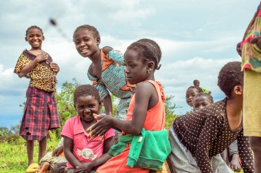 Plato Eyaleti, Nijerya - 6 Ekim 2022: Çimlerin üzerindeki Afrikalı Çocuklar