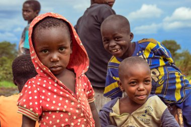 Plato Eyaleti, Nijerya - 6 Ekim 2022: Çimlerin üzerindeki Afrikalı Çocuklar