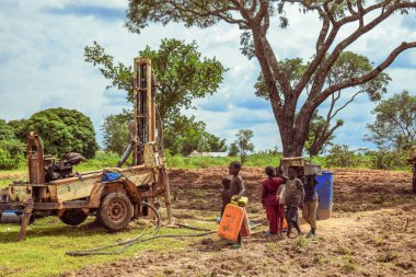 Jos East, Plateau State - 12 Mayıs 2021: Mekanize Ekipmanlı Afrika Topluluğunda Su Sondaj Süreci. Sondaj Makinesi Kırsal Su Projesi.