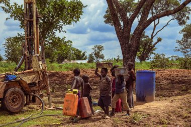 Jos East, Plateau State - 12 Mayıs 2021: Mekanize Ekipmanlı Afrika Topluluğunda Su Sondaj Süreci. Sondaj Makinesi Kırsal Su Projesi.