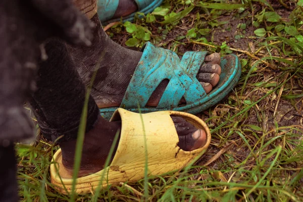 ナイジェリア 2023年6月20日 フリップフロップの靴を履いている2人の子供の足 クローズアップ — ストック写真
