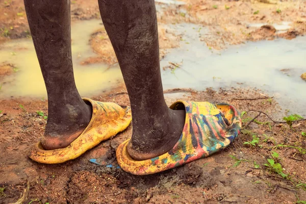ナイジェリア 2023年6月20日 クロックスの靴を着たアフリカの子供の足 クローズアップ — ストック写真