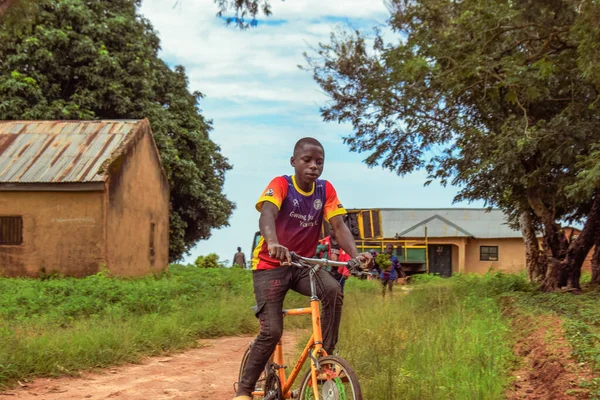 Opialu Estado Benue Nigeria Marzo 2021 Niño Africano Bicicleta Aldea — Foto de Stock
