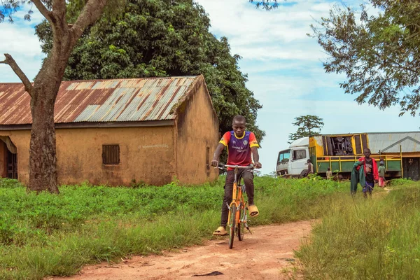 Opialu Estado Benue Nigeria Marzo 2021 Niño Africano Bicicleta Aldea —  Fotos de Stock